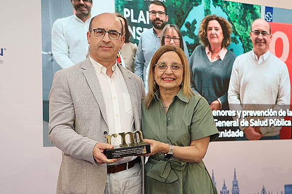 Montserrat Chimeno, presidenta de la Sociedad Española de Medicina Interna (SEMI), entrega el premio a Jaime Fraga, jefe del Servicio de Prevención de Conductas Adictivas de la Dirección General de Salud Pública de la Consellería de Sanidad de Galicia.