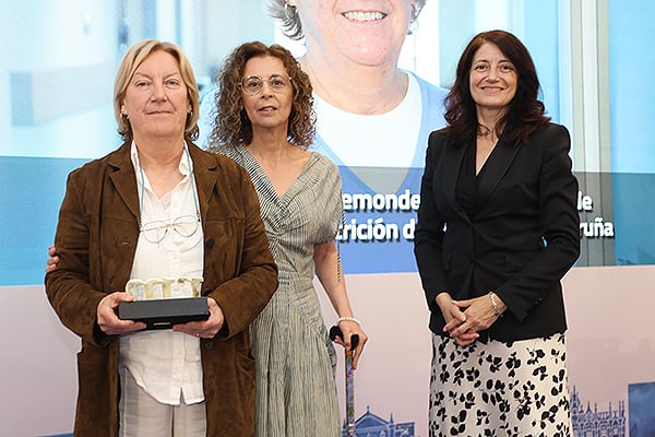 Carmen Durán, directora General de Salud Pública de la Consellería de Sanidade de Galicia, entrega el premio a Teresa Martínez Remonde. Jefa del Servicio de Endocrinología y Nutrición del Hospital de A Coruña (CHUAC).