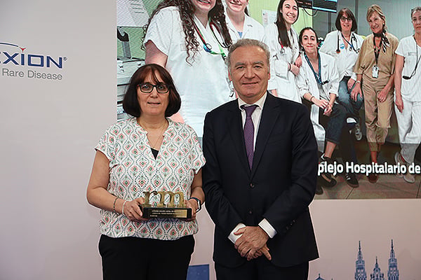 Julio de la Rosa, director Relaciones Institucionales y Market Access de Air Liquide, entrega el premio a María del Carmen Cid Rodríguez. Coordinadora de la Unidad del Ictus del del Complejo Hospitalario de Ourense (CHUO).