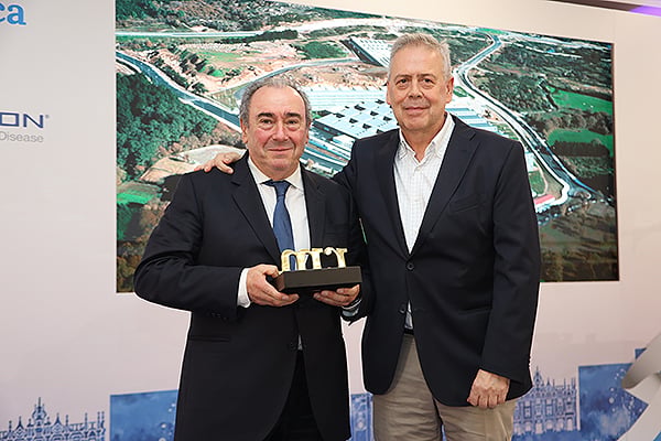 Antonio Gómez Caamaño, conselleiro de Sanidade de la Xunta de Galicia, entrega el premio a Ramón Ares Rico. Gerente del Área Sanitaria de Lugo, A Mariña y Monforte de Lemos.