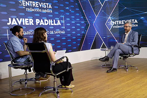 "Estamos negociando con los sindicatos de qué manera conseguimos que los profesionales que llevan un itinerario de formación importante puedan ser funcionarios por una vía que no sea la de examen y concurso".