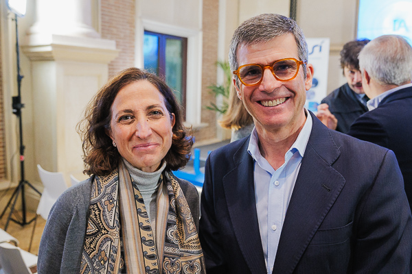 Raquel Calvo, directora de Cuentas Estratégicas de GE Healthcare; y Adolfo Fernández.