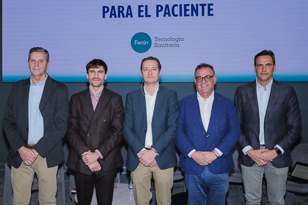 Ángel Morales, miembro Comisión IA Sociedad Española Radiología Médica (Seram); Guillermo Lazcoz Moratinos, investigador del Centro de Investigación Biomédica en Red (CIBERER ISCIII) del Instituto de Investigación Sanitaria de la Fundación Jiménez Díaz (IIS-FJD); David Castillo, director de Legal y Compliance de Fenin; Conrado Domínguez, coordinador de la Comisión de IA de la Sociedad Española de Directivos de la Salud (Sedisa); y José Antonio Morales, representante del Sector de Salud Digital de Fenin.