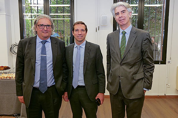Roberto valls, socio de Roberto Valls Abogados SLP; Eduardo Asensi, miembro de DAC Beachcroft; y Julio Albi, socio en DAC Beachcroft.