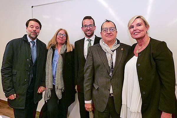 Carlos Reyes, socio de Llago-Aguado Abogados; Beatriz aguado, socia de Llago-Aguado Abogados; Agustín Navarro, abogado especializado en Derecho Sanitario en Fornes; Carlos Fornes, director de Fornes Abogados; e Inés Augé, directora comercial en Relyens.