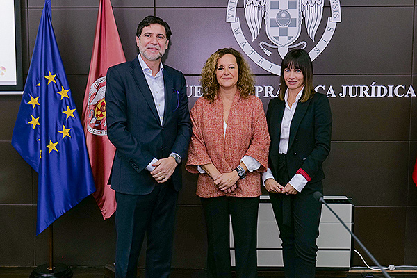 Ignacio Boj; Isabel Hurtado, técnico titulado superior del área de Responsabilidad Patrimonial en el Ámbito Sanitario del Sermas; y Noemí Luis, responsable de siniestros de Relyens en España.