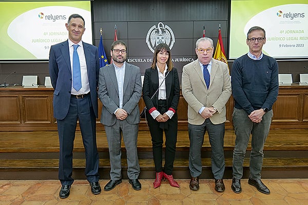 Juan Ignacio Morales, miembro del Colegio de médicos de Barcelona; Carles Martín, responsable de la unidad de Medicina Legal del Colegio de Medicos de Barcelona; Noemí Luis; Josep Arimany, director del área de Praxis del Colegio de Médicos de Barcelona; Josep Benet, responsable médico del departamento Médico de Sham y colaborador en el Colegio de Médicos barcelonés.