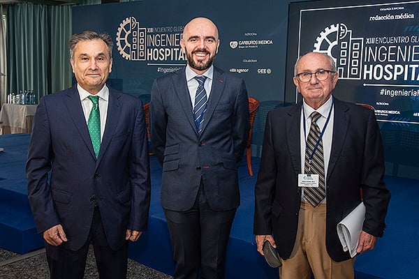 José Luis López González, Álvaro Muñoz Galindo y Martín Herrero Fernández, vocal de la Comisión Técnica de la Asociación Española de Ingeniería Hospitalaria (AEIH), y profesor honorífico de Economía Aplicada en la Universidad de Alcalá de Henares.