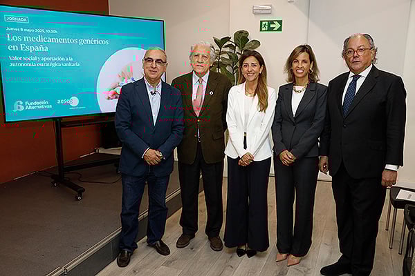 Jose Martínez olmos, profesor de la Escuela Andaluza Salud Pública; Diego López Garrido, vicepresidente ejecutivo de la Fundación Alternativas; Mar Fábregas, presidenta de la Asociación Española de Medicamentos Genéricos; y Elena Casaus, secretaria general de Aeseg.