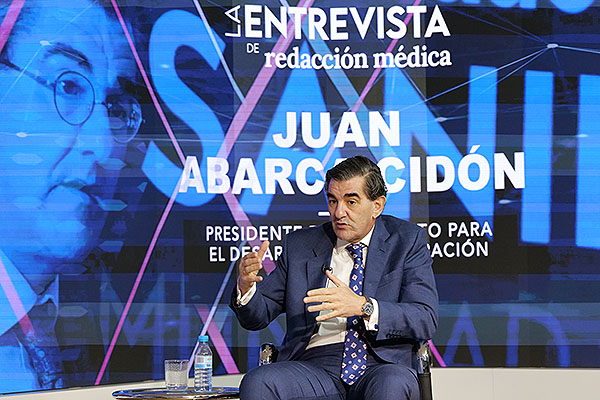 Juan Abarca pide que se deje de buscar culpables a la crisis sanitaria y preguntarse qué hay que hacer para que el SNS sea un referente.