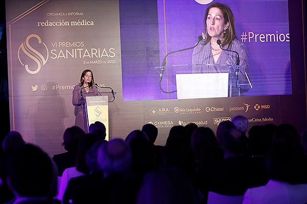 Juana Carretero dando su discurso de agradecimiento tras recibir el Premio Sanitarias en la categoría Sociedad Científica.