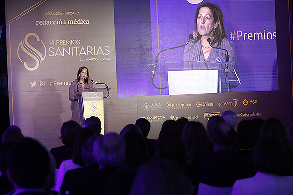 Juana Carretero dando su discurso de agradecimiento tras recibir el Premio Sanitarias en la categoría Sociedad Científica.