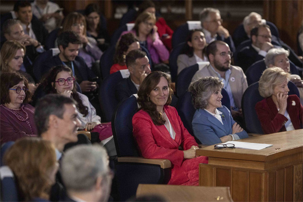 Mónica García, acompañada de la exministras de Sanidad, María Luisa Carcedo y Elena Salgado. 