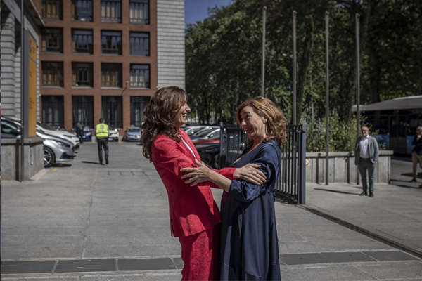 Mónica García saluda a la presidenta del Congreso de los Diputados, Francina Armengol, instantes antes del acto. 