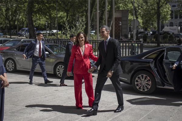 La ministra de Sanidad, Mónica García, y el presidente del Gobierno, Pedro Sánchez, a la entrada al acto de conmemoración del 40 aniversario de la Ley General de Sanidad. 