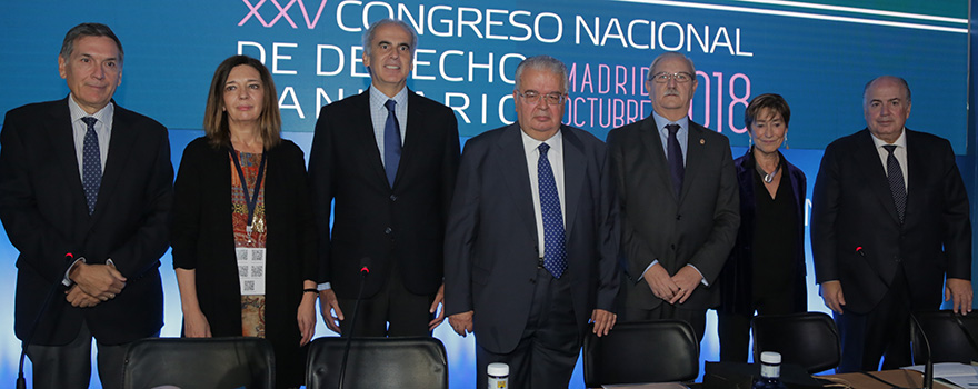 Tomás Chivato Pérez, decano de la Facultad de Medicina de la Universidad CEU San Pablo; Esmeralda Rasillo López, directora general de Relaciones con la Administración de Justicia; Enrique Ruiz Escudero, consejero de Sanidad de la Comunidad de Madrid; Juan José González Rivas, presidente del Tribunal Constitucional; Serafín Romero, presidente de la OMC; Victoria Ortega Benito, presidenta del Consejo General de la Abogacía Española; y Ricardo De Lorenzo, presidente de la Asociación Española de Derecho Sanitario. 