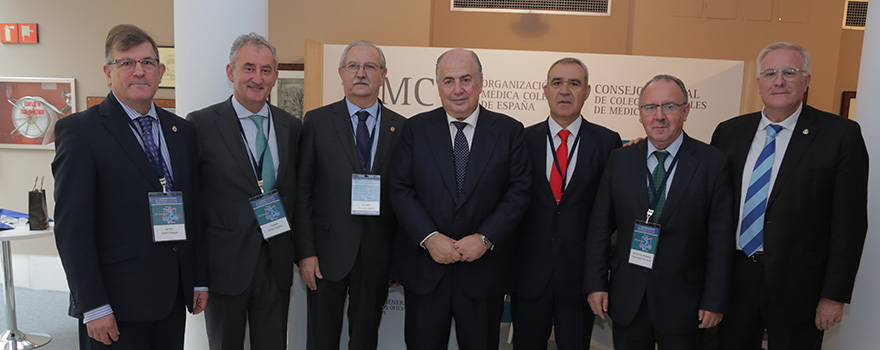 Ricardo De Lorenzo (en el centro) con parte del Consejo General de Colegios Oficiales de Médicos.