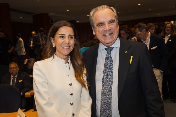 Mar Fábregas y Jesús Aguilar, presidente del Consejo General de Colegios Oficiales de Farmacéuticos (CGCOF).