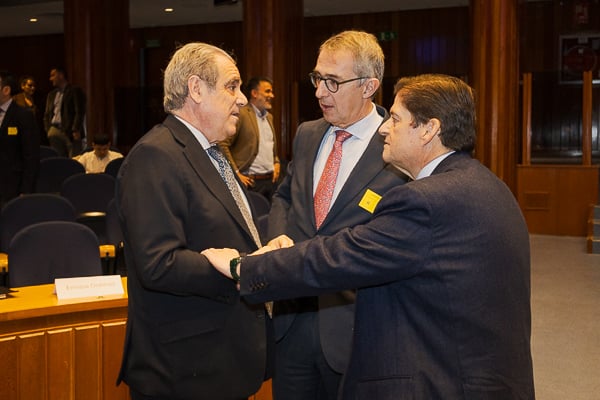 Jesús Aguilar saluda a Jordi Valls y Raúl Díaz-Varela Bertschinger.
