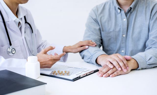 Médico en su consulta con un paciente