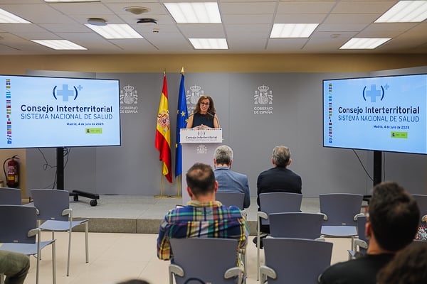 Mónica García contestando a las preguntas de los periodistas.