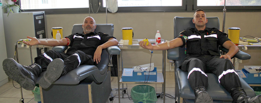 Personal sanitario dona sangre para los bancos del hospital.