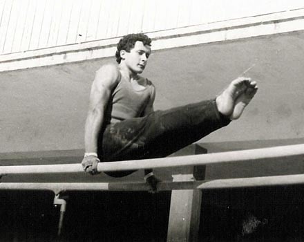 En una imagen de juventud, practicando gimnasia.