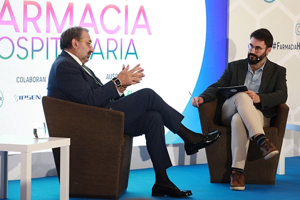 Manuel Ibáñez, periodista de Redacción Médica, ha sido el encargado de entrevistar al consejero de Castilla-La Mancha, Jesús Fernández Sanz.