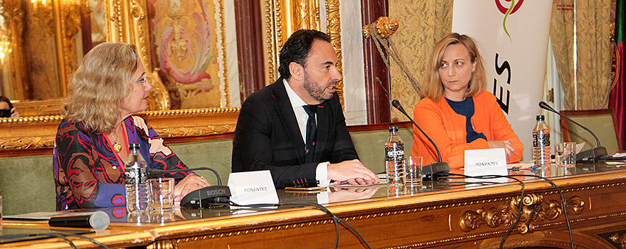 Alicia Wildpret; Luis Esgueva, director general de Omfe, y Carmen García Cervigón, del ICEX. 