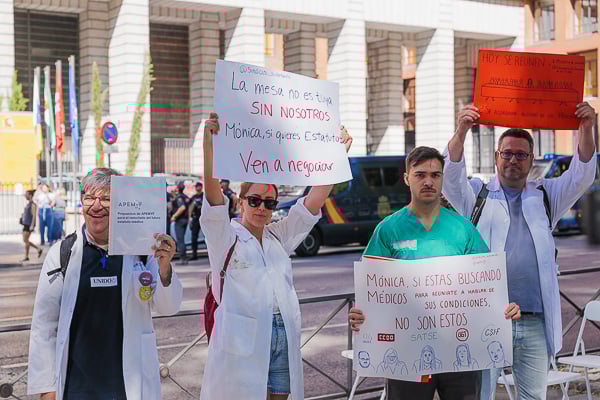 Los facultativos han hecho uso de pancartas para su reivindicación.