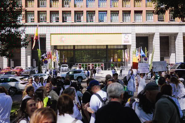 Cerca de medio centenar de facultativos se han congregado en el Paseo del Prado para hacerse oír ante Ministerio de Sanidad.