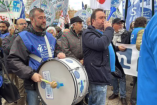 Manifestantes amenazan con una huelga a cinco días de que finalice el plazo de la licitación.