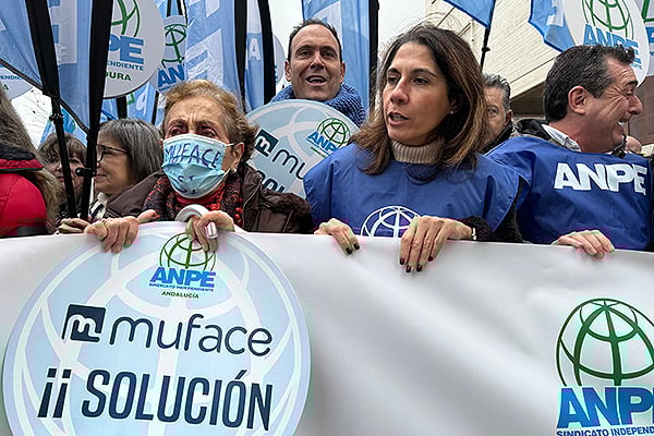 Los mutualistas advierten que si les pasan a todos a la sanidad pública, va a colapsar.