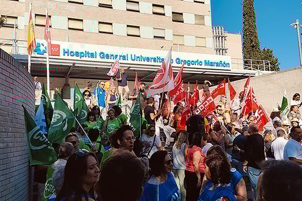 Instantes previos a la concentración en el Hospital General Universitario Gregorio Marñaón.