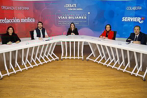 María Espinosa, farmacéutica Especialista (BCOP) del Servicio de Farmacia del Hospital Regional de Málaga y miembro del Grupo de Trabajo GEDEFO de la Sociedad Española de Farmacia Hospitalaria; Marcos Hernández, subdirector Médico del Hospital General Gregorio Marañón; Julia Roiz, periodista de Redacción Médica; Pilar Rodríguez, directora de Acceso al Mercado y Asuntos Regulatorios de Laboratorios de Servier España; y Fernando Rivera, jefe del Servicio de Oncología Clínica del Hospital Marqués de Valdecilla y presidente del Grupo de Tratamiento de los Tumores Digestivos.