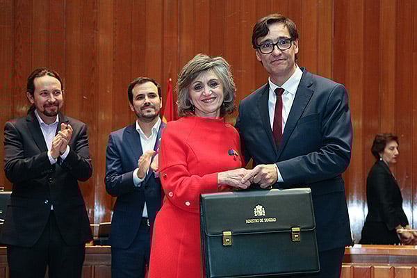María Luisa Carcedo entrega la cartera del Ministerio de Sanidad a Salvador Illa.