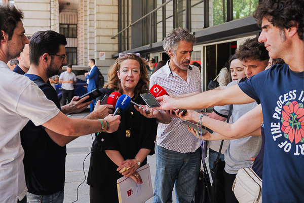 Fátima Matute contestando a los medios.