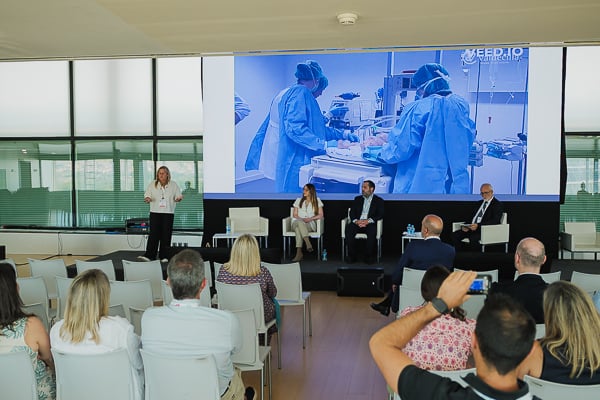 Un instante durante la mesa: Impacto de la Bioimpresión y las Tecnologías Emergentes en la Atención a la Salud.