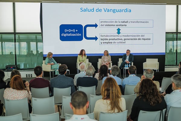 Un instante durante la mesa: 'Nuevos atributos para la salud de vanguardia: liderando el cambio'.