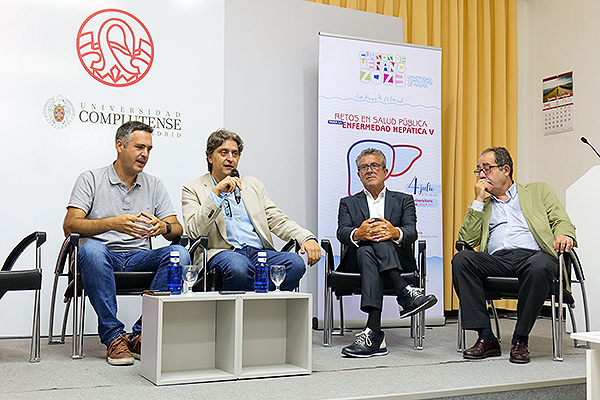 Un momento durante la mesa redonda: 'El diágnostico oportunista y manejo integral como clave para avanzar en laeliminación y control dee las Hepatitis Virales'.