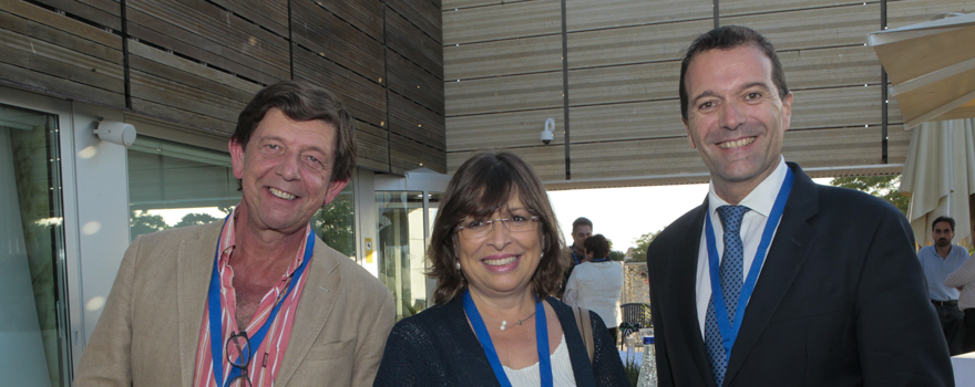 Juan Carlos Méndez, de Roche; Teresa Molina, directora general de Investigación y Gestión del Conocimiento de la Consejería de Salud andaluza; y Jesús Herrera, regional access manager at Roche Pharmaceuticals.