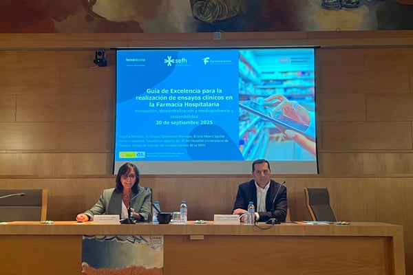 Virginia Morales, jefa de operaciones clínica senior de Bristol Myers Squibb; y Ferran Capdevila, facultativo adjunto del Servicio de Farmacia del Hospital Universitario de Navarra.
