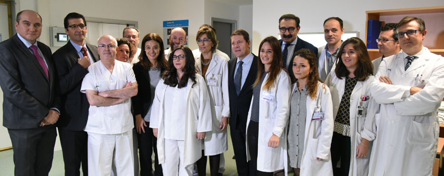 El presidente de Castilla la Mancha, Emiliano García-Page, y el consejero de Sanidad, Jesús Fernández Sanz, durante la presentación del acto de renovación tecnológica.