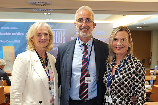 Teresa García, José Luis Campos y Victoria Sotomayor, gerente de Gestión Sanitaria de Abbott Laboratories.