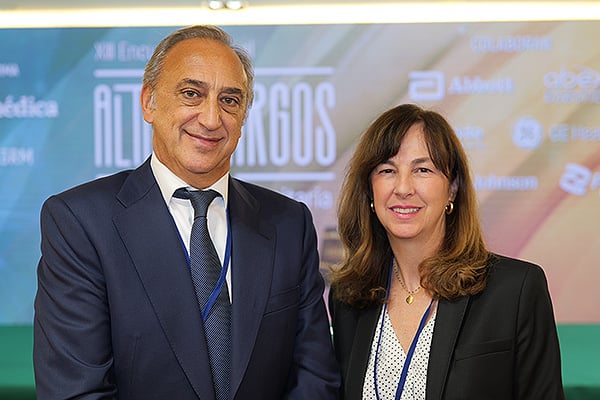 Cayetano Fuentes, director general de Salud Digital del Servicio de Salud de Castilla La-Mancha; y Rocío Montalbán, subdirectora de  Salud Digital de la Consejería de Salud de Cantabria.