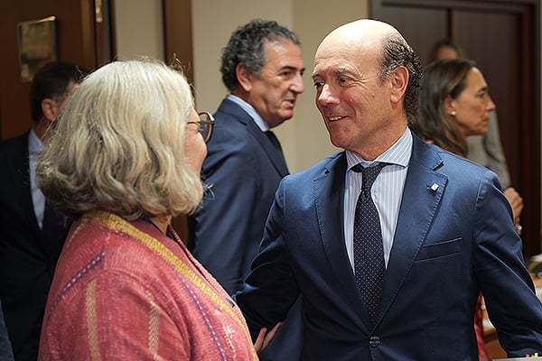 Nuria de Diego charla con Jesús García-Cruces.