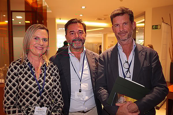 Victoria Sotomayor, gerente de gestión sanitaria de Abbott Diabetes; Daniel Beltrán, responsable de Cuentas Estratégicas de Abbott Diagnóstico; y Carlos Cendra, director de Soluciones Estratégicas de Iberia.
