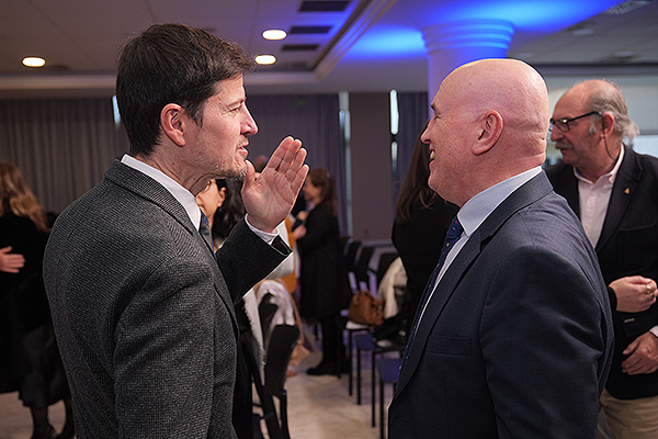 Óscar López charla con Antonio Fernández Campa, gerente de la Agencia Gallega de Conocimiento en Salud (ACIS).