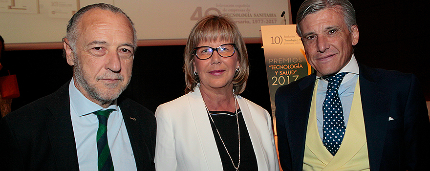José María Pino, presidente de Sanitaria 2000; Mailuz López-Carrasco, presidenta de Fenin; y José luis Gómez, presidente de la Fundación Tecnología y Salud.