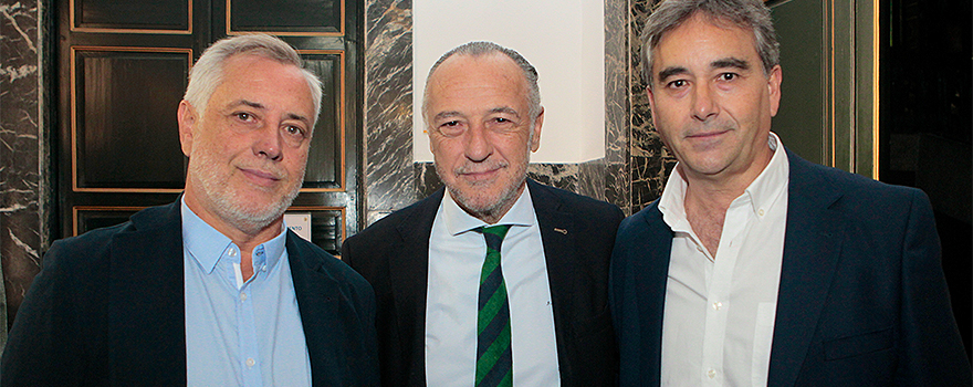 Víctor Aznar, expresidente de Satse; José María Pino; y Manuel Cascos, presidente de Satse.